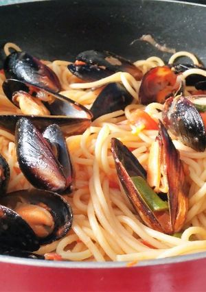 Una foto de Espagueti con mejillones,  espárragos en salsa de tomate