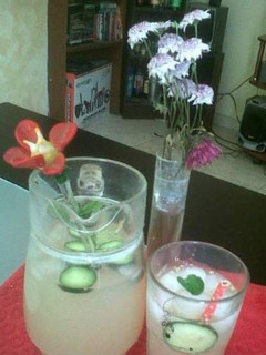 Una foto de Limonada con jengibre y pepino