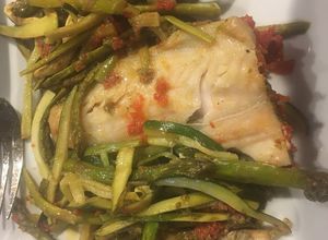 Una foto de 🐟 PESCADO CON ESPÁRRAGOS Y PESTO 🍅😍 🍽