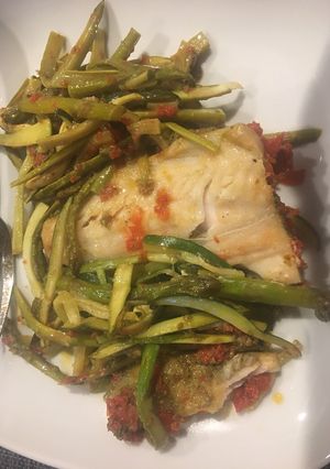 Una foto de 🐟 PESCADO CON ESPÁRRAGOS Y PESTO 🍅😍 🍽