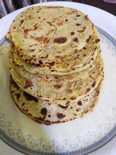 खाकरा (Khakhra recipe in marathi) रेसिपी चे मुख्य फोटो 