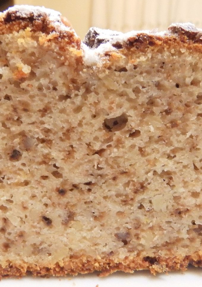 Una foto de Pan dulce con platano y nueces