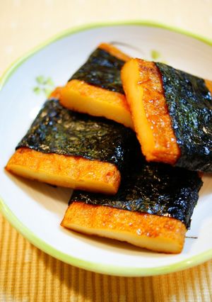 A picture of Isobe-yaki Fried Satuma-age with Nori Seaweed.