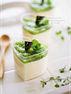 A picture of Kiwi and Mousse No-Bake Cheesecake.
