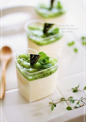 A picture of Kiwi and Mousse No-Bake Cheesecake.