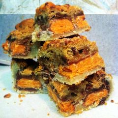 A picture of butterfinger cookie bars.
