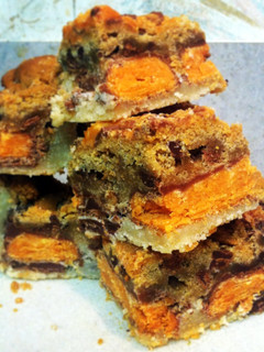 A picture of butterfinger cookie bars.
