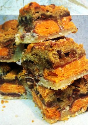 A picture of butterfinger cookie bars.