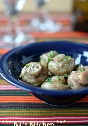 A picture of Button Mushrooms with Anchovies and Garlic.
