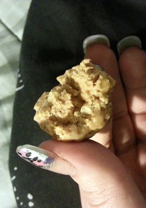 A picture of easy healthy protein peanut butter balls.