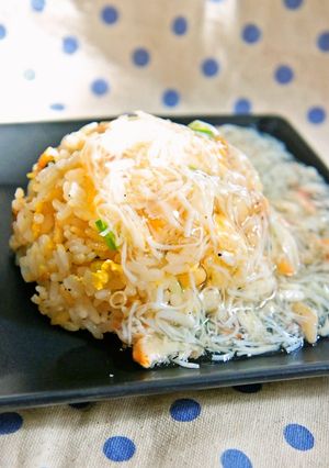 A picture of Fried Rice with a Thick Crab Sauce.