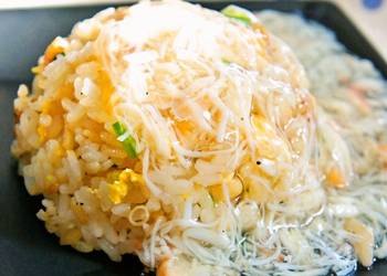 How to Prepare Appetizing Fried Rice with a Thick Crab Sauce