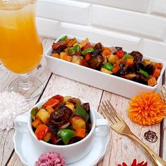 A picture of Stir fry gizzard and chips.
