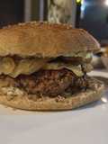 Hamburguesa con cebolla caramelizada y roquefort