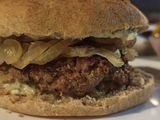 Hamburguesa con cebolla caramelizada y roquefort