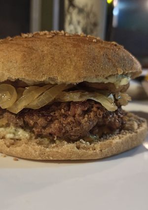 Una foto de Hamburguesa con cebolla caramelizada y roquefort