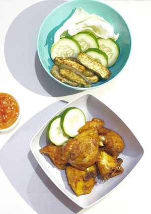 Foto resep Ayam Goreng Kuning + Lalapan Simple