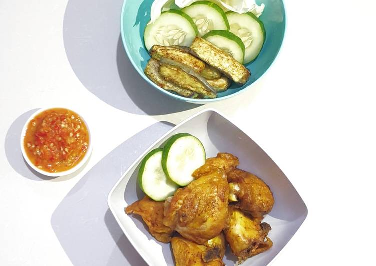makanan Ayam Goreng Kuning + Lalapan Simple Jadi, Enak Banget