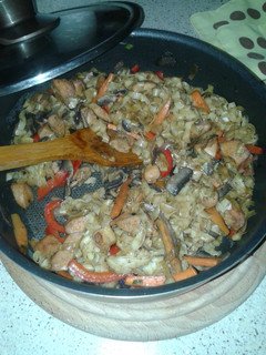 A picture of Shan'shi noodles with chicken and veggies.
