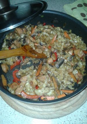 A picture of Shan'shi noodles with chicken and veggies.