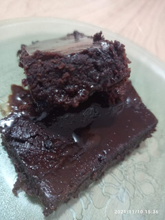 Una foto de Torta húmeda de chocolate con salseado de chocolate