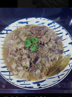 Una foto de RIÑONES DE CERDO, ENCEBOLLADO CON UN TOQUE DE VINO Y SETAS! 🥰