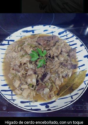 Una foto de RIÑONES DE CERDO, ENCEBOLLADO CON UN TOQUE DE VINO Y SETAS! 🥰