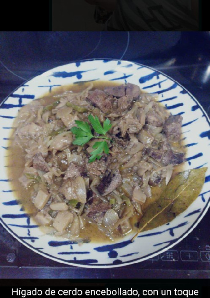 Una foto de RIÑONES DE CERDO, ENCEBOLLADO CON UN TOQUE DE VINO Y SETAS! 🥰