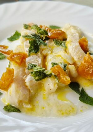 Une photo de Ceviche de cabillaud à la sauge, citron confit et huile vanillée