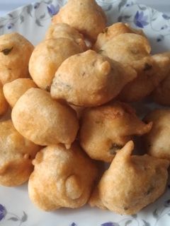 उडीद वडा (Udid vada recipe in marathi) रेसिपी चे मुख्य फोटो 