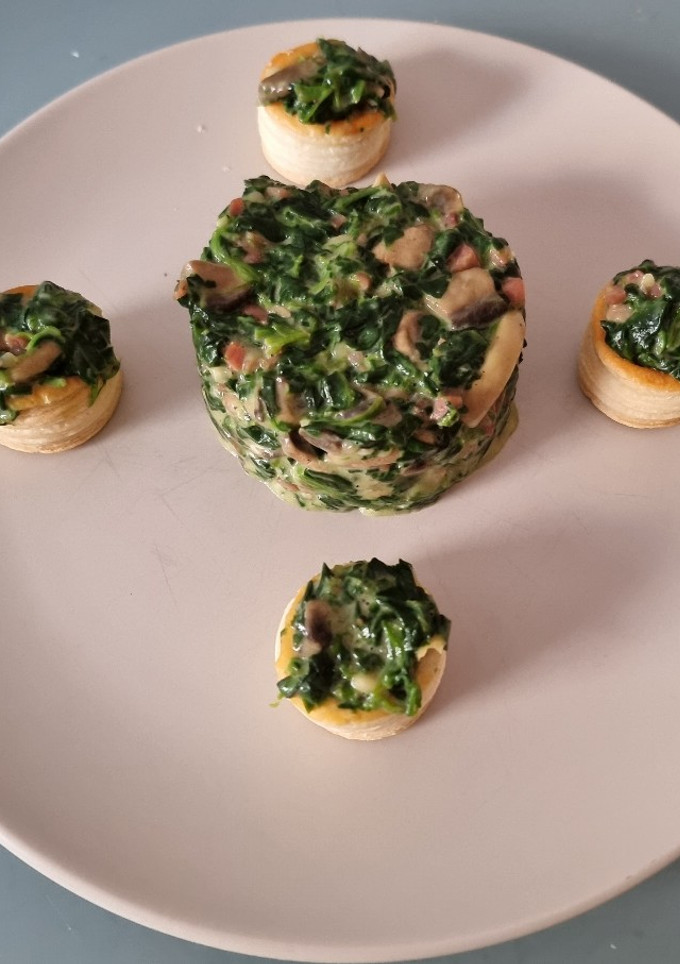 Una foto de Espinacas a la crema con jamón y champiñones