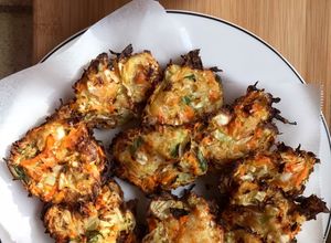 Une photo de Bakwan Sayur « beignet de légumes indonésienne » à l’air fryer