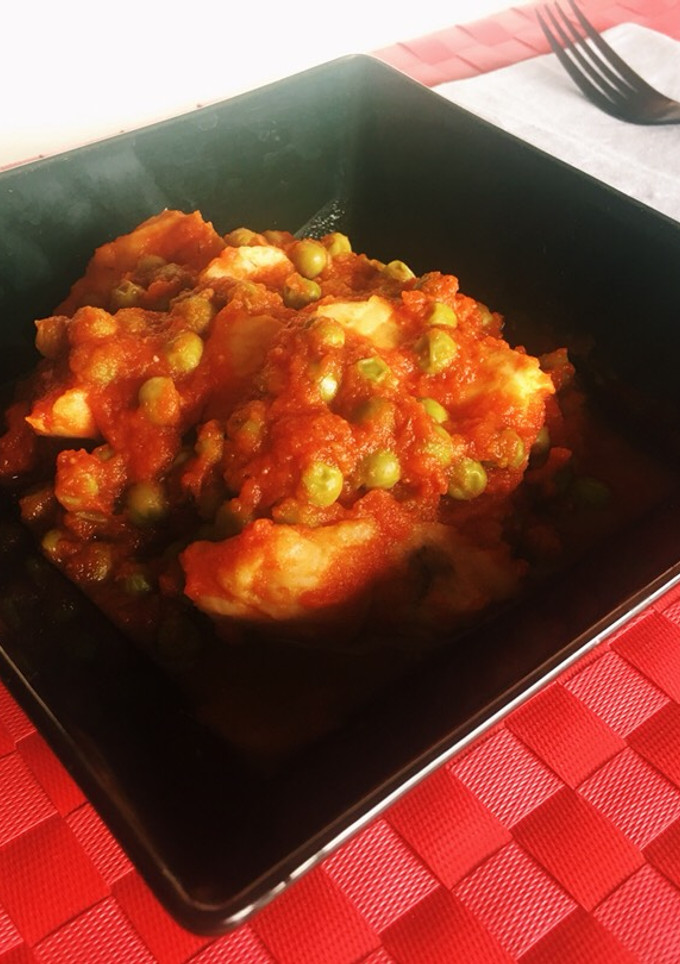 Una foto de Merluza con tomate y guisantes