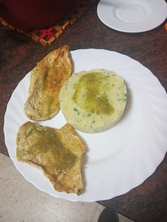 Una foto de Pechuga adobada en mojo verde y a la plancha con puré de papas