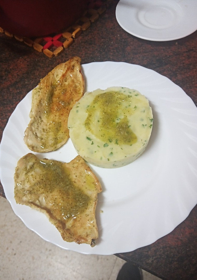 Una foto de Pechuga adobada en mojo verde y a la plancha con puré de papas