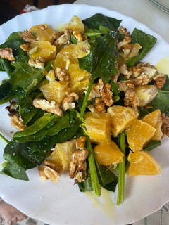 Una foto de Ensalada de espinacas con naranja y nueces