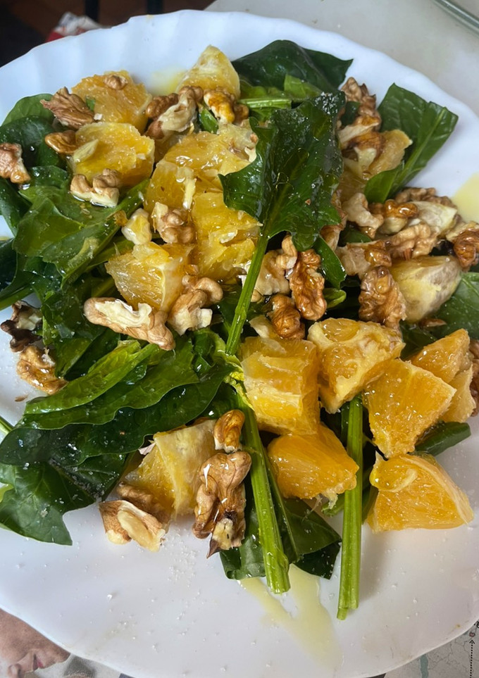 Una foto de Ensalada de espinacas con naranja y nueces