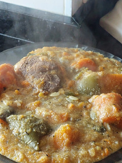 Una foto de Carne con vegetales en olla a presión 🥕🧄