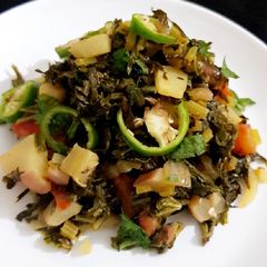 A picture of Patoun waali Shaljum (Turnip with leaves).
