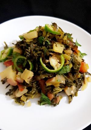 A picture of Patoun waali Shaljum (Turnip with leaves).