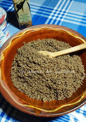 Une photo de Couscous noir ou couscous de blé fermenté au lait caillé 🥣
