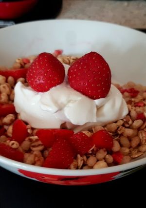 A picture of My fresh Strawberry Granola with Greek yogurt 😻.