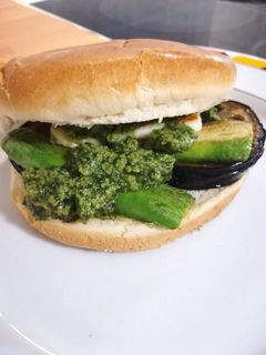 Φωτογραφία της συνταγής Burger με λαχανικά, χαλούμι και πέστο