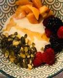 Yogur griego con nísperos y frutos rojos