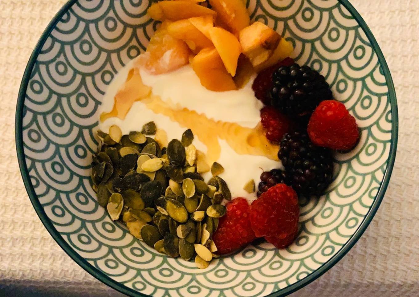 Yogur griego con nísperos y frutos rojos