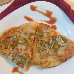 A picture of Chicken tikka pizza.