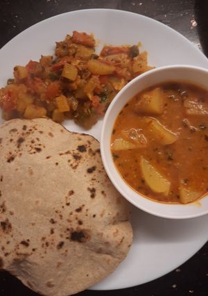 A picture of Jowar ki roti with Dahi ke aloo.