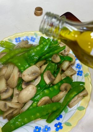 蘑菇荷蘭豆拌苦茶油 的食譜成品照片