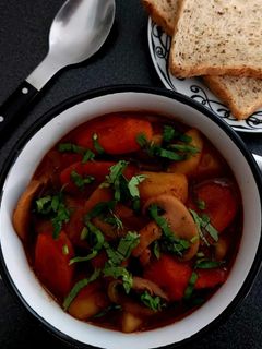 Una foto de Goulash vegano