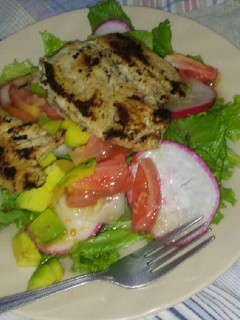 Una foto de Ensalada de lechuga con pollo a la plancha